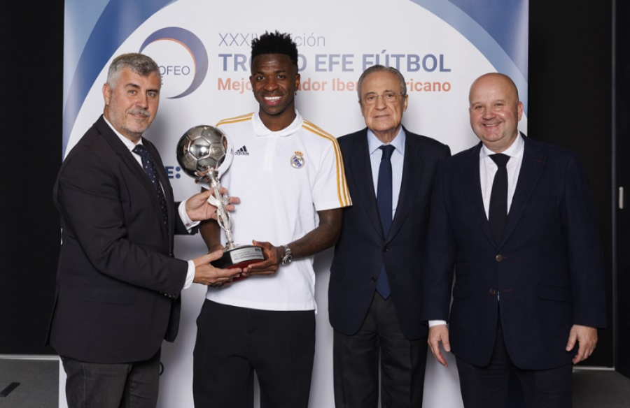 Vinícius recibe el Trofeo EFE a mejor jugador iberoamericano del 2023