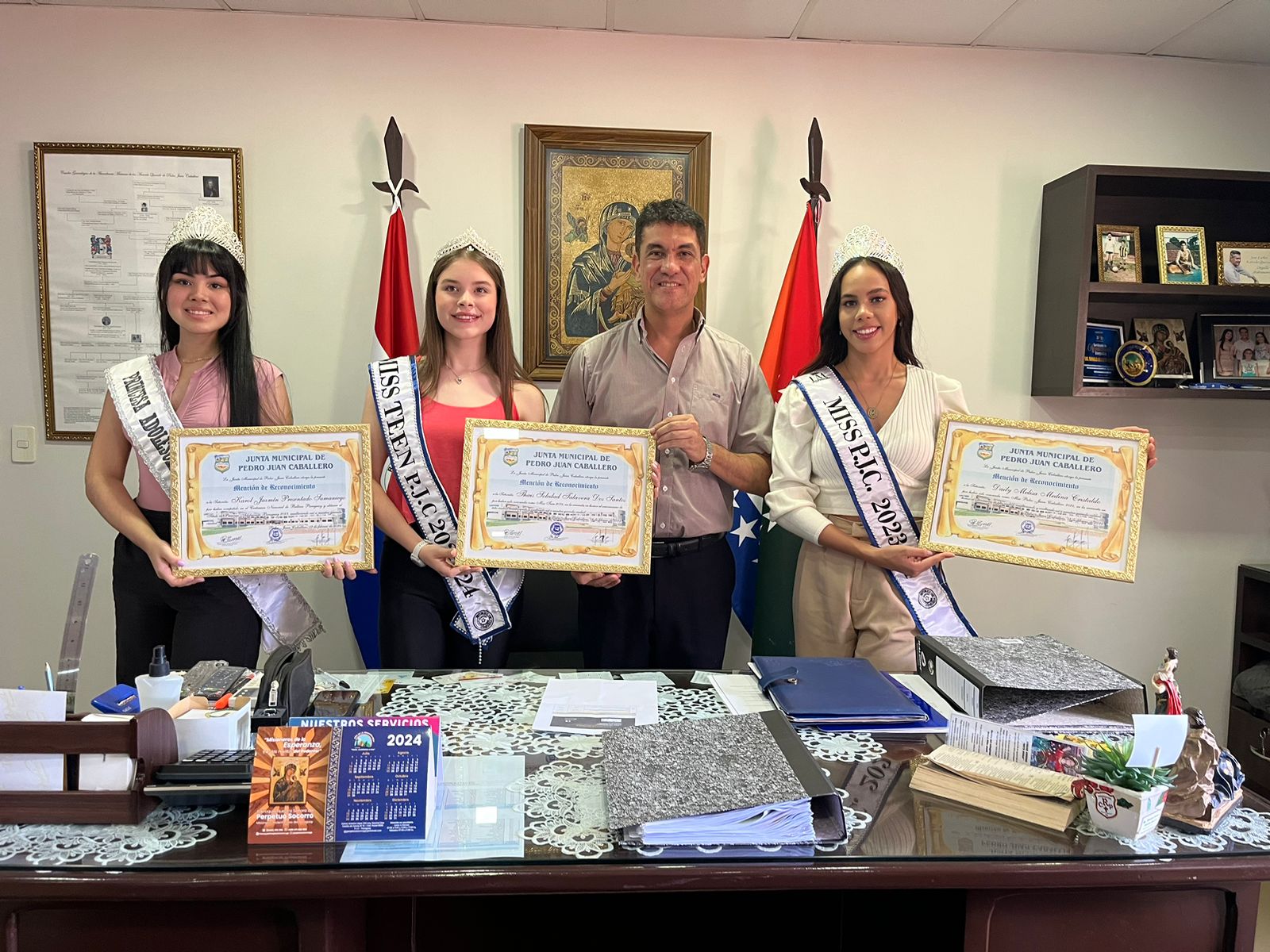Reinas de belleza de nuestra ciudad visitan al Intendente Licenciado Ronald Enrique Acevedo Quevedo