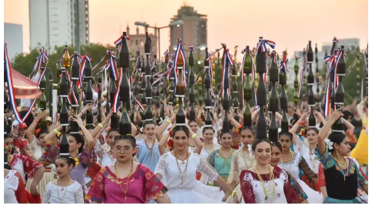 Nuevo récord mundial de Paraguay: La danza con botellas más grande del mundo