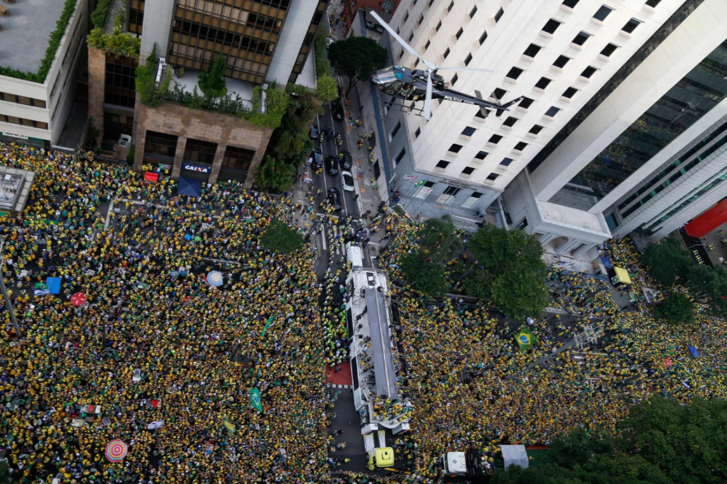 Antes miles de seguidores en San Pablo, Bolsonaro se defiende de las acusaciones de golpismo
