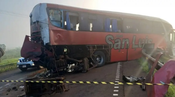 Choque entre un tracto camión y un bus deja tres fallecidos en Caaguazú