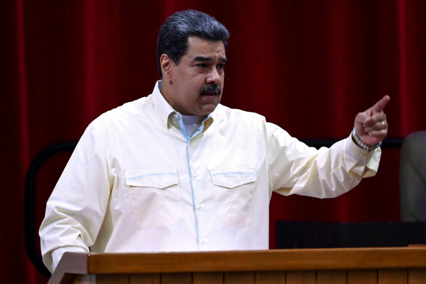 Maduro inscribe su candidatura a las elecciones presidenciales pero bloquea a la oposición