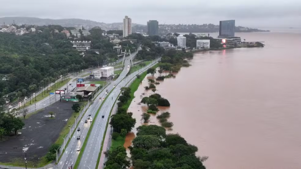 El nivel del Guaíba alcanza los 4,50 metros, y las aguas invaden las calles y la estación de ómnibus de Porto Alegre