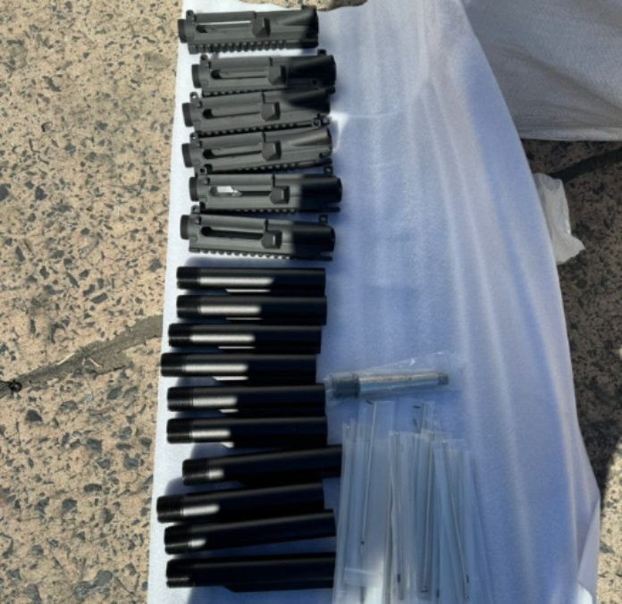 Partes de armas camufladas como juguetes y linternas fueron encontradas en el Aeropuerto