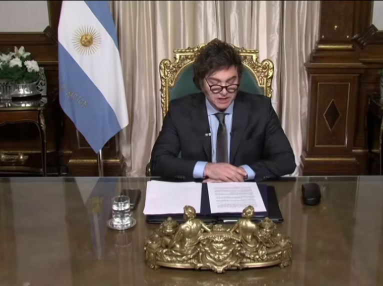 Milei anuncia superávit fiscal en el primer trimestre en Argentina