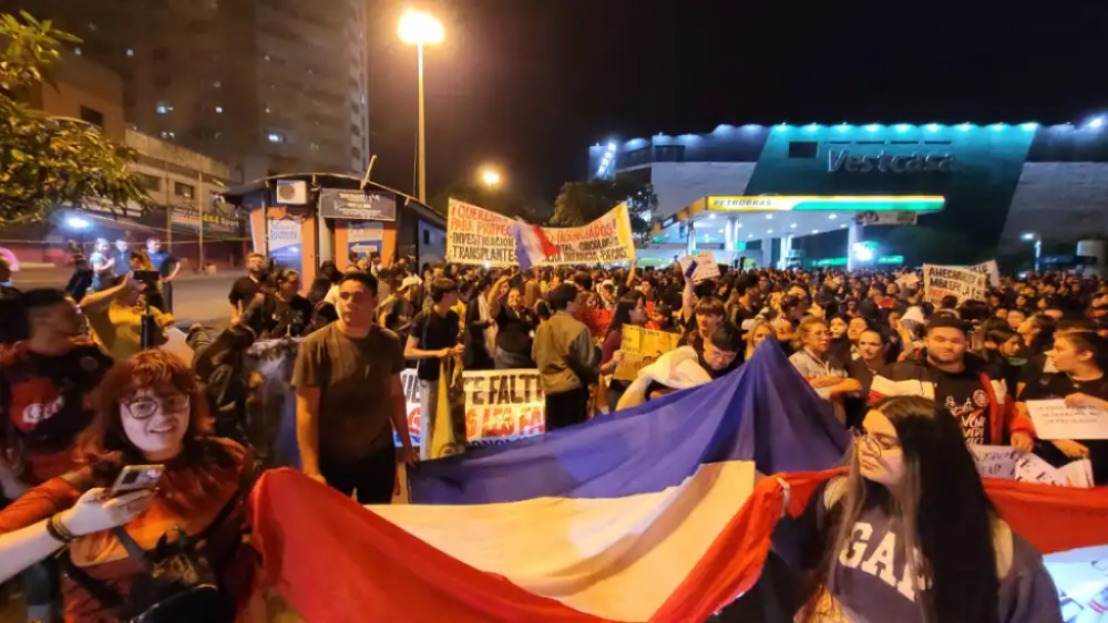 Universitarios de la UNE marchan en masa hasta el Puente de la Amistad en defensa del Arancel Cero