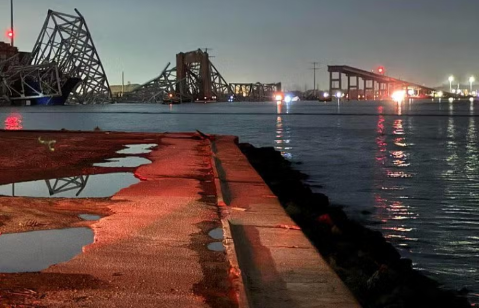Puente se derrumba tras ser atropellado por un barco en EE.UU.; Los equipos buscan al menos a 7 personas en el agua