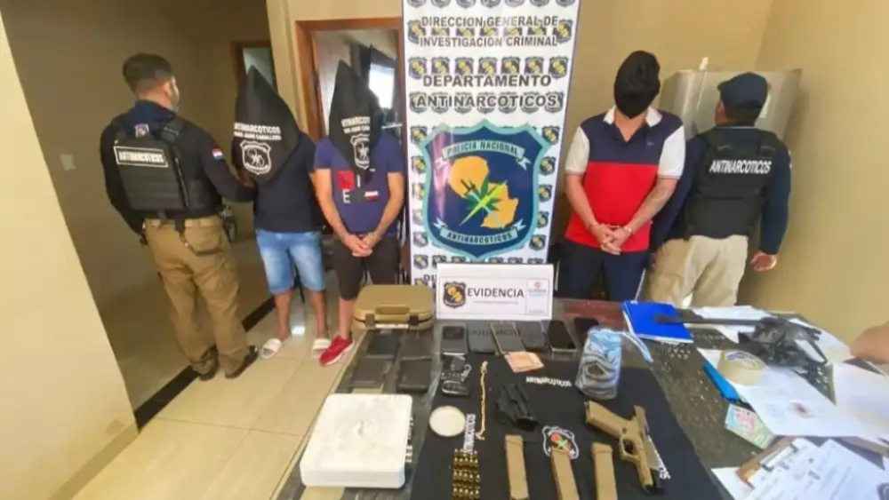 Tres personas quedaron detenidas en PJC con armas y drogas