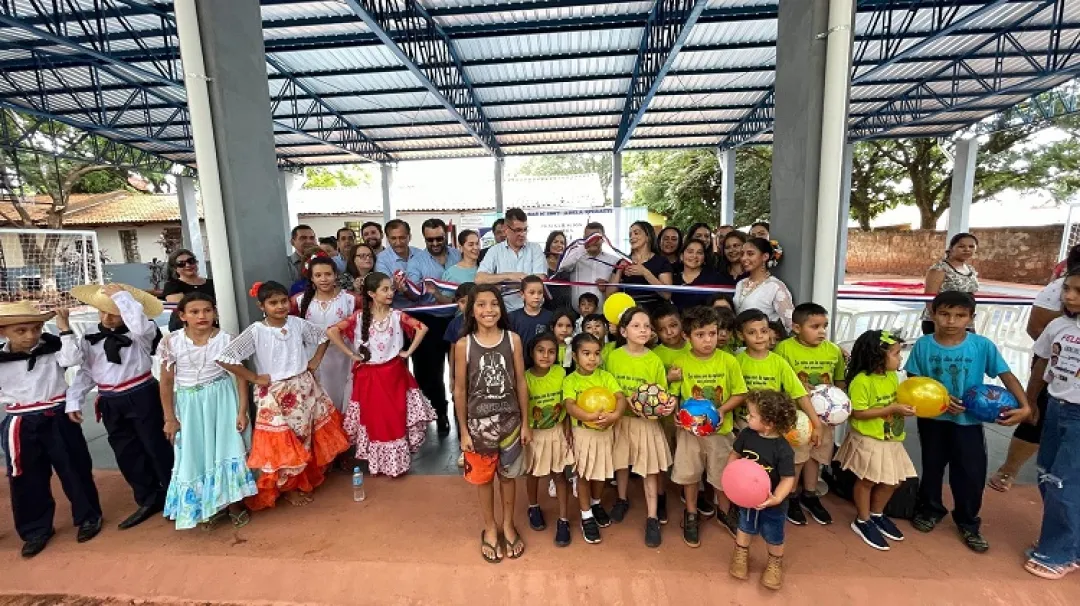 Municipalidad inaugura tinglado con pista deportiva en la Escuela Adela Speratti