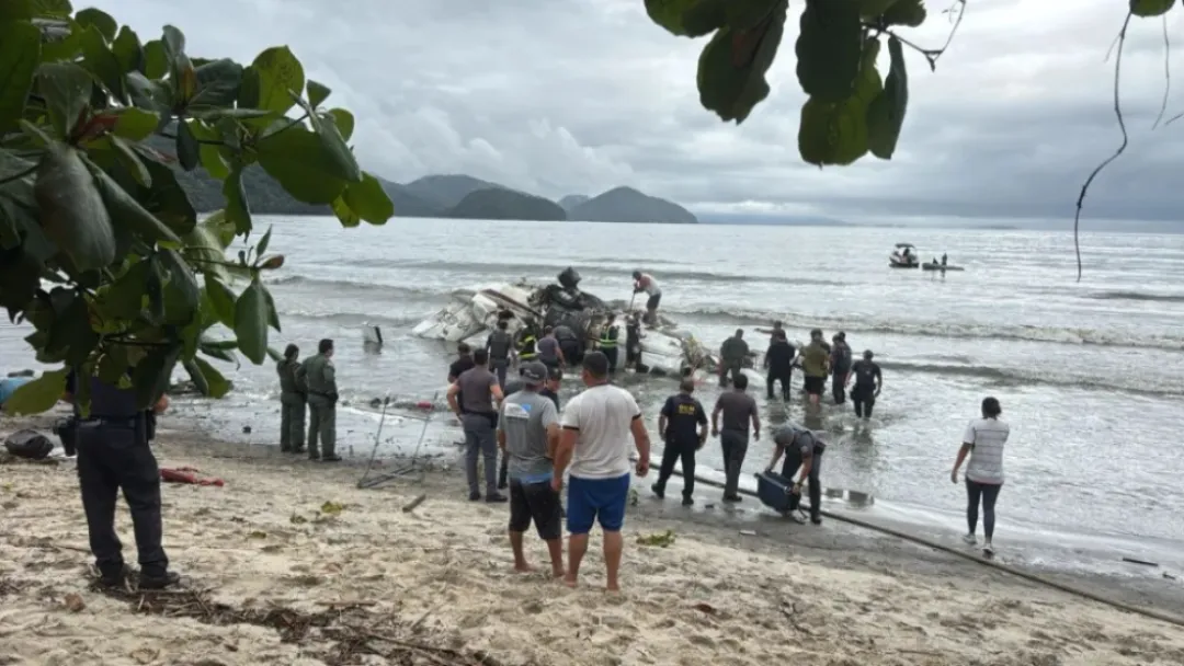 Avioneta sale de la pista al aterrizar y se estrella en una playa de Brasil