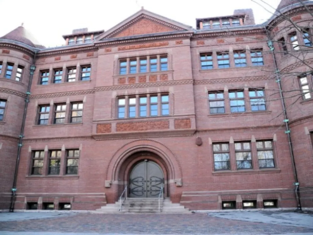 Trump prohibió estudiantes extranjeros en la Universidad de Harvard. Un juez revocó la decisión