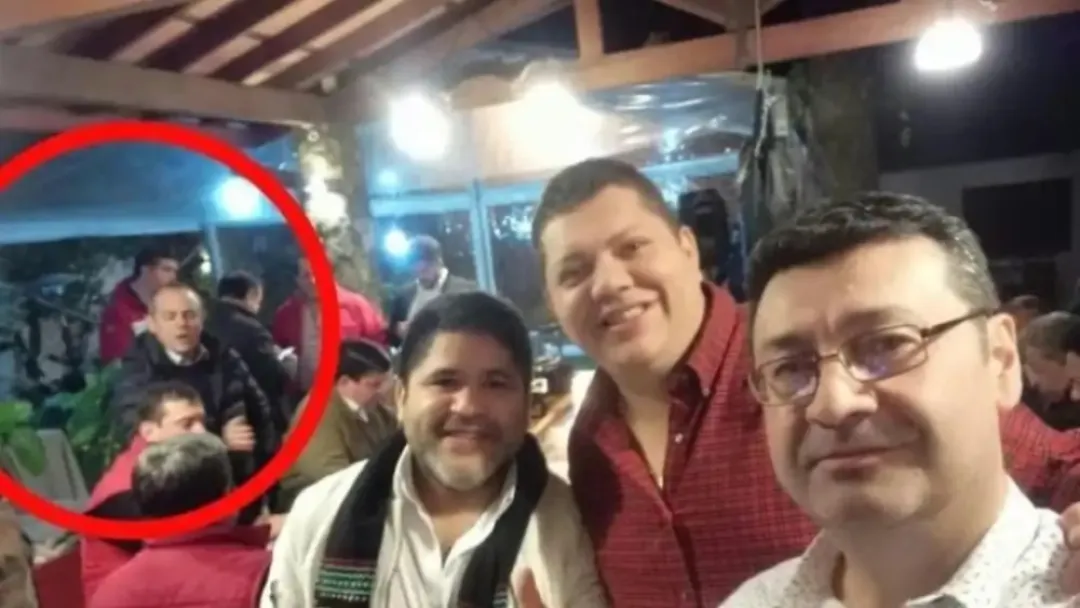 El contralor aparece en cenas coloradas y oposición dice que comienza a “dar miedo”