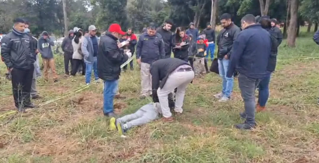 Hallan cadáver de un hombre que recibió un disparo en el ojo en el barrio Gral Genes