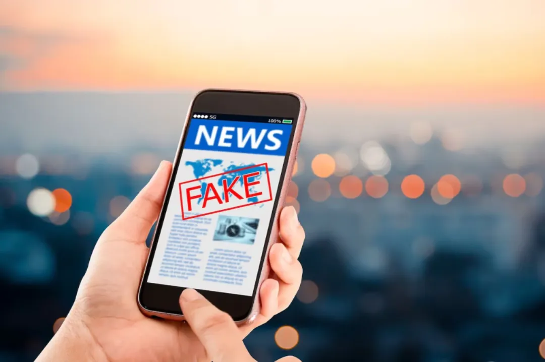 Las noticias falsas “distorsionan las conciencias”, advierte el papa