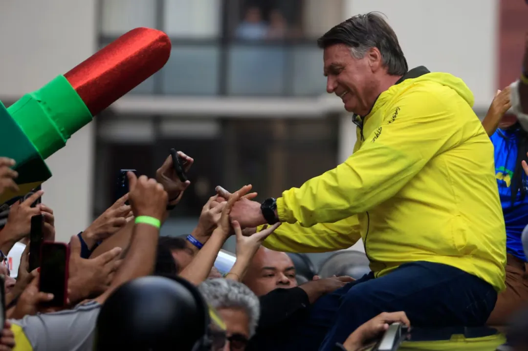 Trasladan a Bolsonaro a hospital de Brasilia, donde sería sometido a cirugía