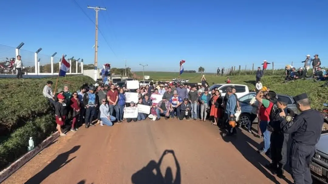 Pobladores de Fortuna Guasu se manifiestan pidiendo ruta de todo tiempo