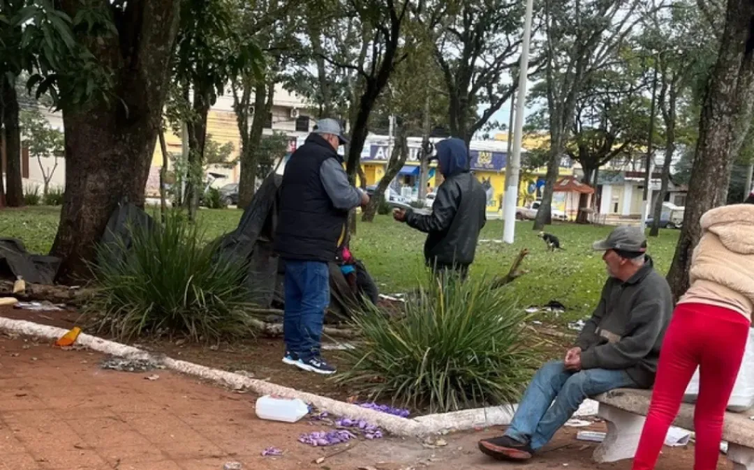 Loable gesto de los Bomberos Azules se destacan por asistir a personas en situación de calle