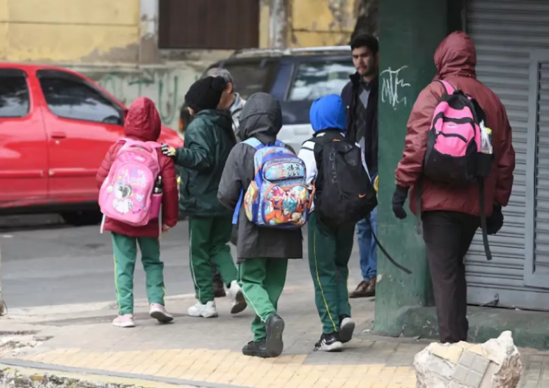 Escuelas ajustan horario de ingreso ante frío intenso: En algunos cursos, hubo hasta 80% de ausentismo