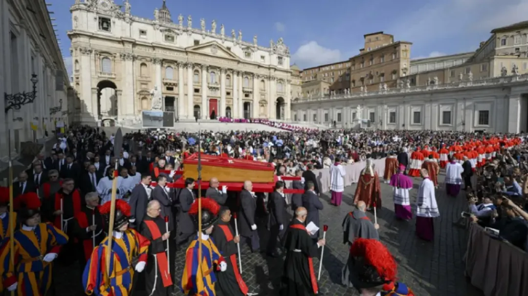 Unas 61.000 personas acudieron ya a la Basílica de San Pedro para dar su adiós al Papa