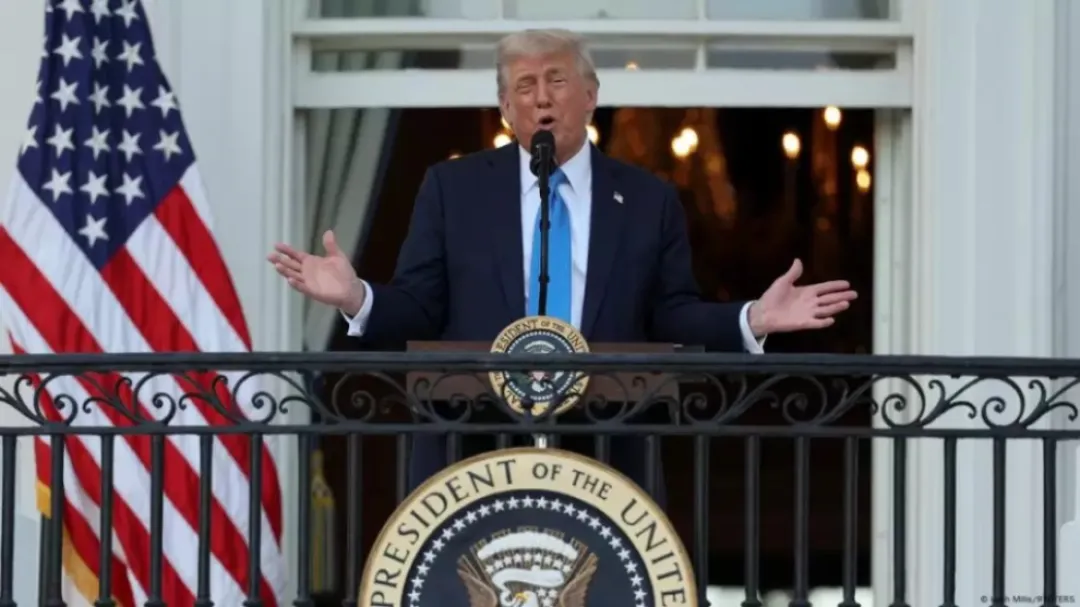 Trump presume sitio web que venderá visas de residente