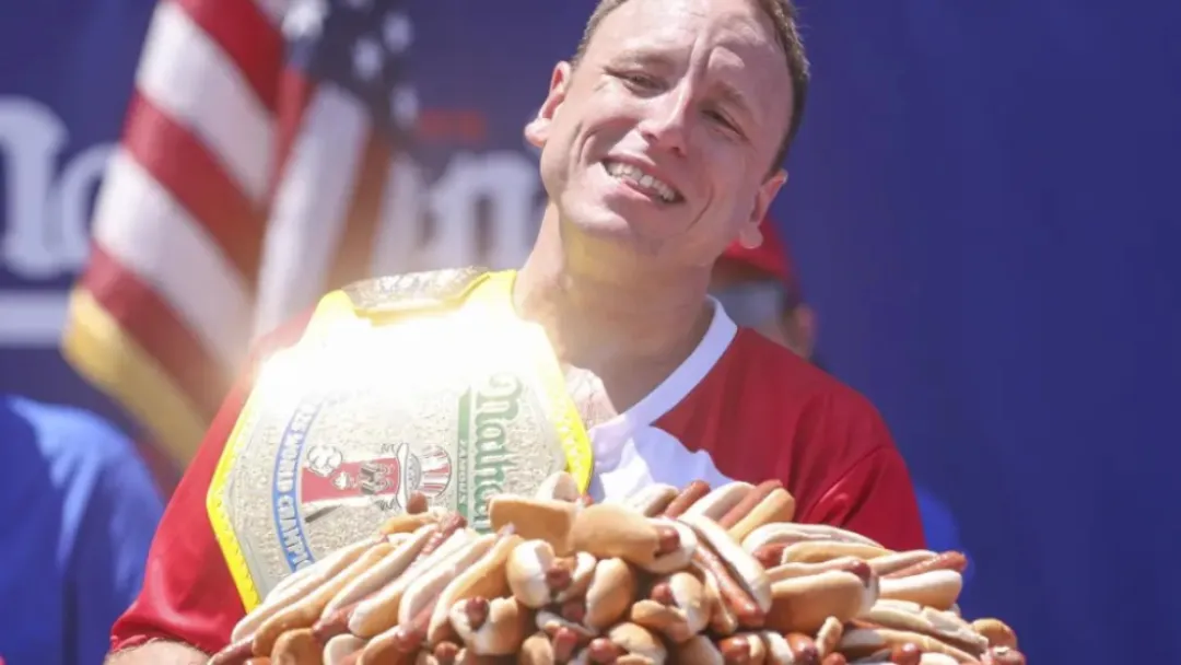 Rey del hot dog devora 70 panchos en 10 minutos en su esperado retorno a Nueva York