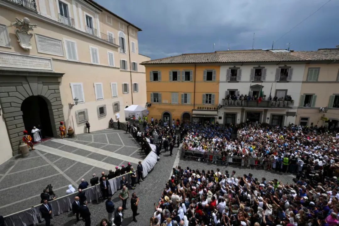 León XIV realizó el primer Ángelus en la residencia papal veraniega