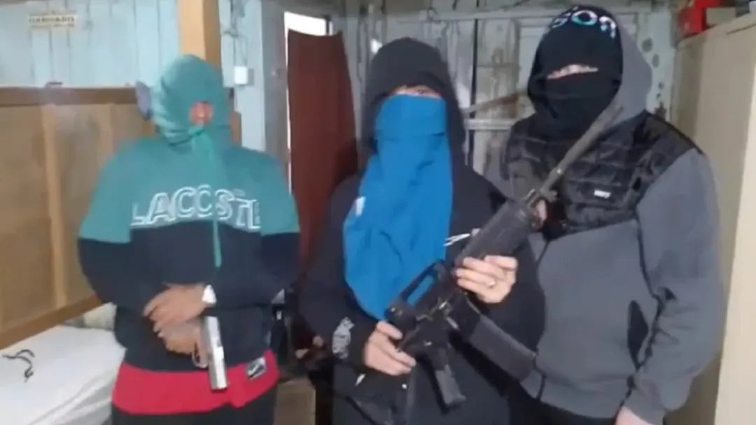 Brasileña denuncia que con armas de guerra amenazan a su hijo adolescente
