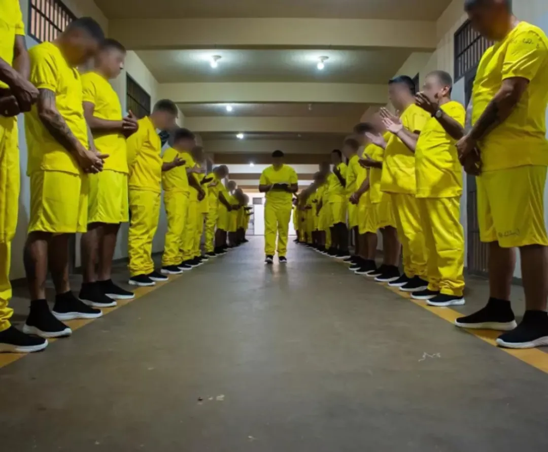 Implementan uso obligatorio de uniformes en cárceles modelos del país